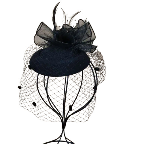 Elegant Accessoar Hatt som smyckesdetalj med hårspänne